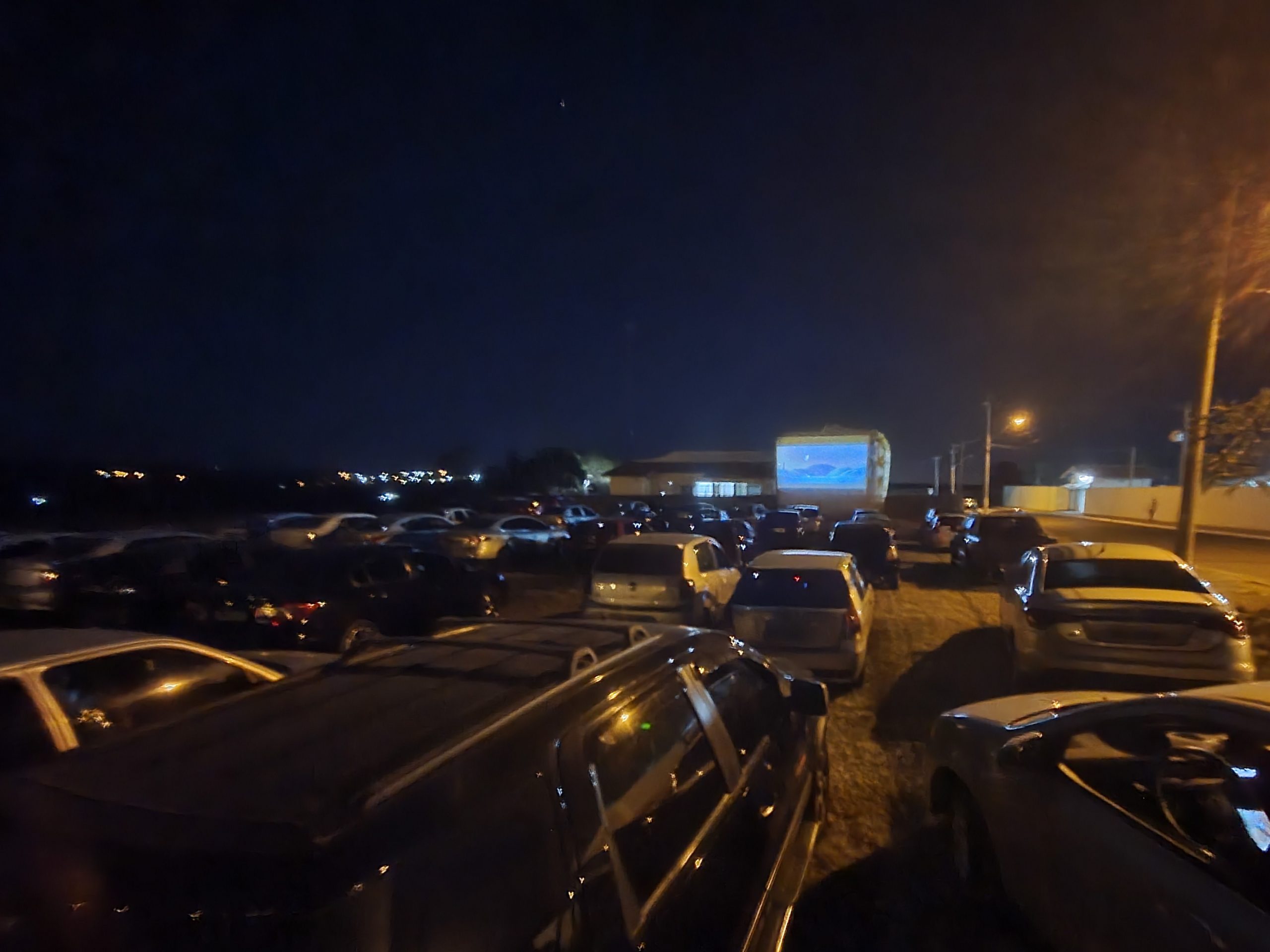 Cinemas drive-in nos EUA atraem público jovem com apelo à nostalgia e  sessões 'românticas' a céu aberto, Cinema